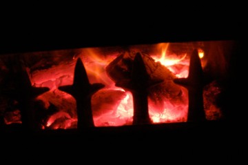 暗い家の中ではストーブが燃えています（ぶれちゃってますけど）。冷えきった家の中が暖まるまで、まだしばらくかかりそうです。