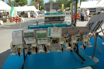 鉄コーティング用　直播機　NDS-6F　価格￥680,400　出ました「鉄まきちゃん」！　苗を作らず、直接種を田んぼにまくための機械だそうです。