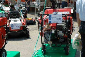 KIORITZ　右　自走ラジコン動噴　GSR616V-12　価格￥908,250　左　乗用モア（mower：草刈り機）RM88  価格￥701,400