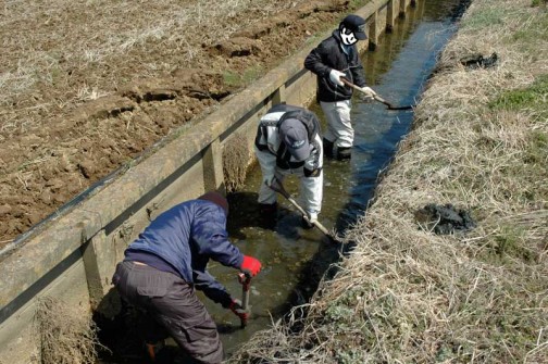 農地・水・保全管理支払交付金　共同活動　水路の泥上げ