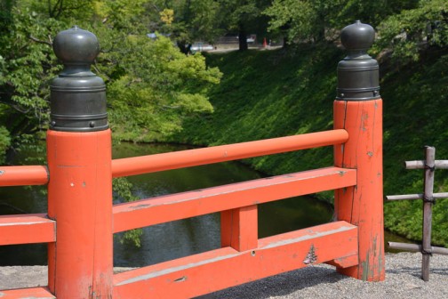 写真は八重の桜で盛り上がっている会津若松市のシンボル鶴ヶ城、そのお堀にかかる廊下橋という木の橋の欄干の柱のフタ？？　コレのことをギボウシ（擬宝珠）というらしいです。