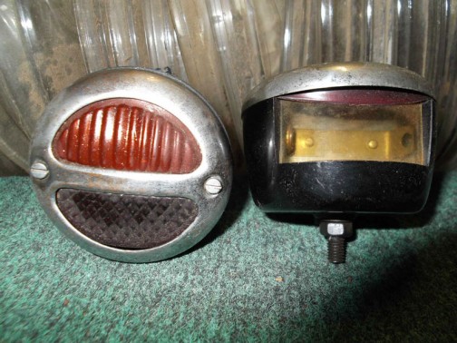 ランプの下、透明になってます。テール/ストップ/ナンバー灯兼用なんだ！　1930年代からの部品みたいです。これは1個50ドルですって！