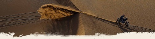 ウェブサイトのトップ画像。風下側からのアプローチ。砂が水みたいに飛んでいます。