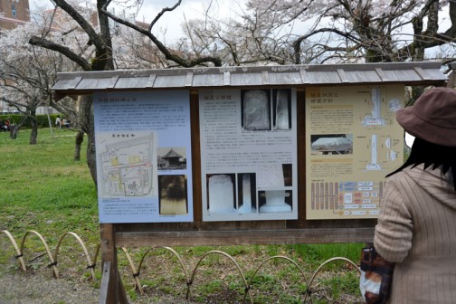 水戸藩の藩校弘道館　八卦堂　看板が立ってます。どうも中には「弘道館記碑」というものが納められていたらしい。