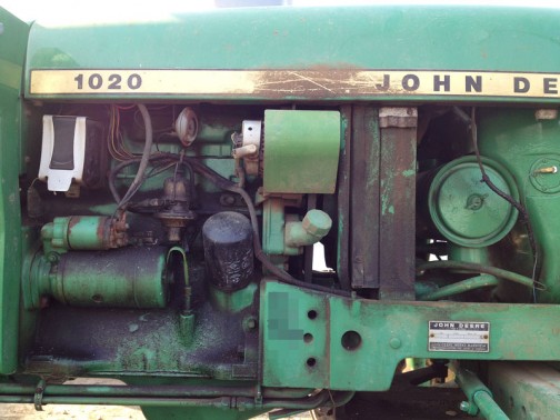 John Deere 1020(1965 - 1973) ジョンディア1020は水冷3気筒2.5リッターディーゼル33馬力だそうです 