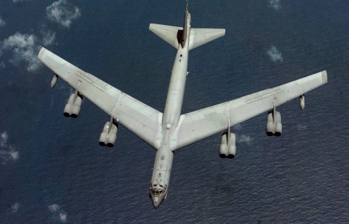  B-52 Stratofortress showing wing with a large sweepback angle.とキャプションがあります。