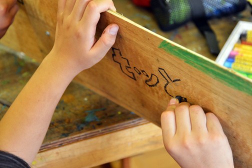 子供が必要だと思って家から持ってきた材料を使って大きな竹とんぼを作ります。「力を合わせる」「力を重ねる」て大きな竹とんぼを引き揚げるのがテーマなので、ベニヤもわざと重ねてます。子供が七ツ洞の箱文字を書いています。