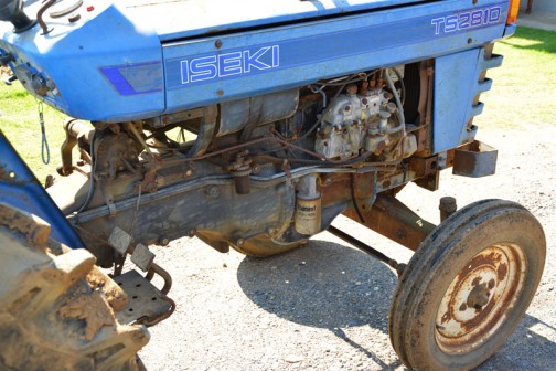 ヰセキTS2810 耕太　発売は1975年か1976年か1977年あたり、二輪駆動の3気筒1,463ccディーゼルエンジン、28馬力/2600rpmの青いトラクターです。