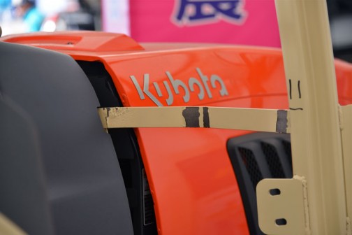 クボタトラクタースラッガーSL60安全フレーム試験機。Kubota tractor SL60 safety frame strength test sample