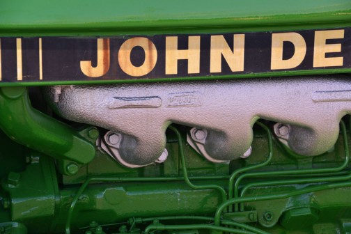 ジョンディア2250は1987-1994　3.9リッター4気筒ディーゼル62馬力だそうです。
