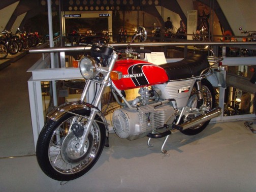 そして ヘラクレス・バンケル2000というロータリーエンジンのバイクも作っています。