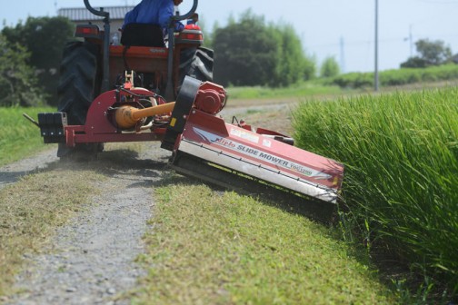水戸市大場町島地区農地水環境保全会のスライドモアによる草刈りの様子