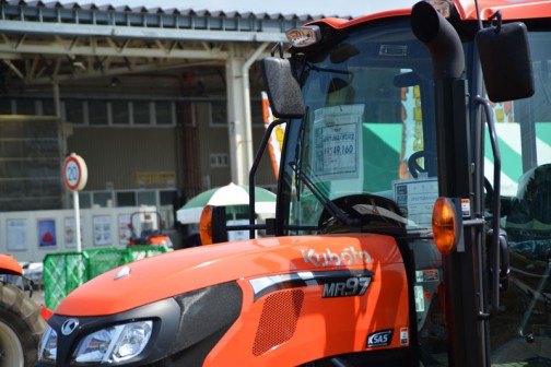 トラクターのほうはクボタトラクター　レクシア　Kubota tractor REXIA MR97QMAXWUR2　価格￥9,749,160