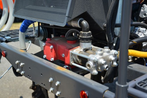 丸山製作所　スーパーハイクリアランス・ブームスプレーヤー　ベジキングBSA-650CS用噴霧用ポンプ 形式：MS1000F　吐出量：100L/min　常用吐出圧力1〜2.5MPa