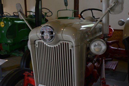 ニューフォードトラクタ 1955年（昭和30）　フォードソン社　（イギリス） 640型　31馬力　ガソリンエンジン 1956年（昭和31）　常呂町　小林繁治　導入 町内でのトラクタ1号機は珍しく、付近の農家の羨望の的だったという。 町内でも30haほどの大規模農家で機械化の威力は予想以上の活躍をしていた。 近年までハウス内で使用していた。  同型は8年間に道内で40代導入された。  NEW FORD YRACTOR YEAR: 1955(Showa30) Manufacturer: Fordson(England) Model: 640 Output: 31ps Fuel: Gasoline In 1956(Showa 31) Mr.Shigeharu Kobayashi of Tokoro-cho purchased this tractor. It was the first tractor purchased in the area and was the center of discussion for many farmers nearby. This tractor played a surprisingly great part in the succes of the cultivation at his enormous 30 hectare farm. Until just recently it has been in use at his greenhouse.  Duaring the 8 years production of this model, 40 were purchased in Hokkaido.