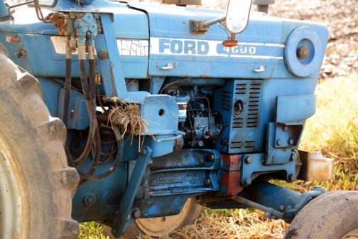 tractordata.comによればFORD4600は、1975年〜1981年　3.3L3気筒ディーゼルで57馬力/2200rpm