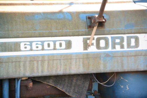 tractordata.comによればFORD6600は、1975年〜1981年　7600と同じ排気量の4.2L4気筒ディーゼルで、馬力は7600よりちょっと低い77馬力/2100rpmだそうです。
