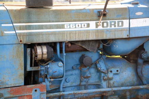 tractordata.comによればFORD6600は、1975年〜1981年　7600と同じ排気量の4.2L4気筒ディーゼルで、馬力は7600よりちょっと低い77馬力/2100rpmだそうです。