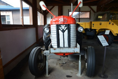 今日は、北海道上富良野町にあるスガノ農機の『「土の館」 土と犂の博物館』で見た、マッセイファーガソントラクター、MF65（多分マーク2・・・50.5馬力）「撮りトラ」です。
