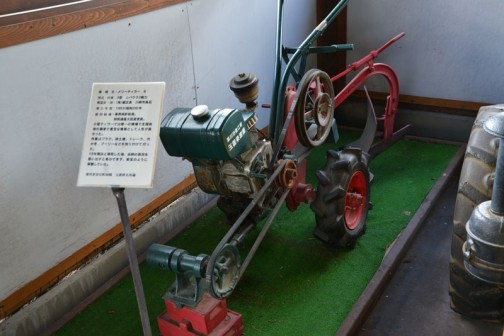 北海道上富良野町にあるスガノ農機の『「土の館」 土と犂の博物館』で見た、何だかすごく売れたという小さな耕耘機、メリーティラーB型「撮りトラ」です。