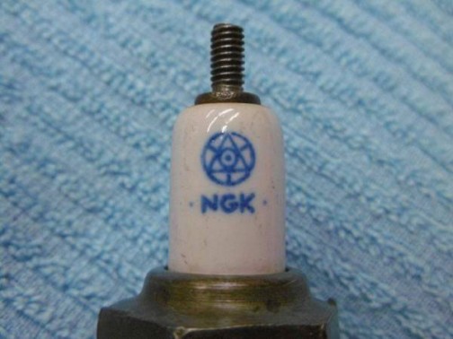 ネットを探したらオークションで石油発動機用プラグとして売られていました。NGK、昔のマークってこんなだったんですね。いかにも磁器な藍色の文字＆ロゴです。