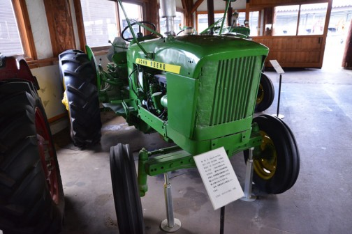 tractordata.comによるとJohn Deere 2010は1960年〜1965年まで生産され、4気筒2.4Lの51馬力/2500rpmでした。
