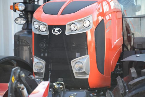 ここの展示の唯一の顔写真。tractordata.comによるとクボタM7171はV6108型4気筒ディーゼル6.1Lの170馬力になっています。