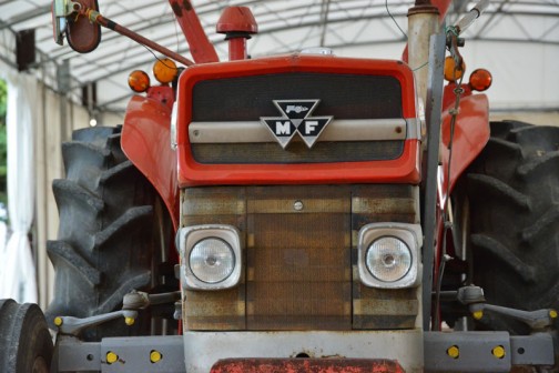 tractordata.comによればこのモデルは1964年〜1975年まで作られたロングセラーで、エンジンはパーキンスAD3.152、3気筒2.5L45馬力1300rpmだそうです。