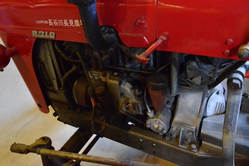 三菱トラクタ 1960年（昭和35）　三菱重工業㈱製　（日本） R21D型　20馬力　空冷ディーゼルエンジン 1961年（昭和36）　長谷川途中入手のもので経過は不明。昭和45年まで使用していた。三菱トラクタ初期のもの。  MITSUBISHI TRACTOR YEAR: 1960(Showa 35)　Manufacturer: Mitsubishi(Japan) Model: R21D Output: 20ps Engine: Air-cooled diesel This tractor was purchased by Mr. Hasegawa in 1961(Showa 36) and used for some time. Nothing is known about the outcome of his having used it. It was in use until 1970(Showa 45). This is one of the first tractors produced by Mitsubishi.
