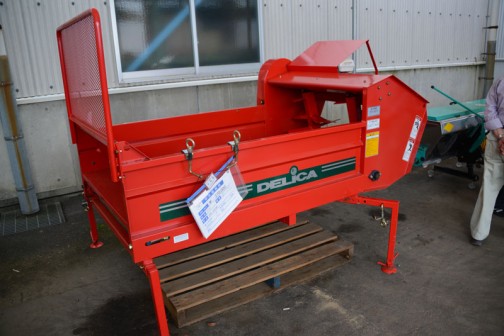 デリカ　マニアスプレッダー　DM-620B　中古価格￥270,000　こちらは長野の農業機械の作業機メーカー。