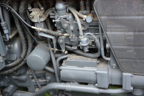 tractordata.comによるとクボタM9000はMシリーズと書いてあり、1997年〜 2005年 。エンジンはクボタV3300-TIE型水冷4気筒ディーゼル3.3Lのエンジンは、2600rpmで92馬力を発生させるそうです。