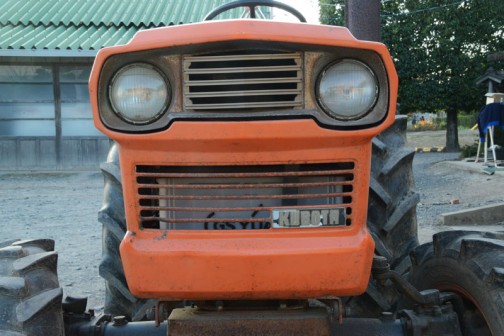 クボタL2601DTは農研機構の登録で1976年、今年で40歳です。3気筒立形4サイクルディーゼル1299cc、26馬力/2800rpm。この顔はL3001と同じ涙袋のあるタイプ。