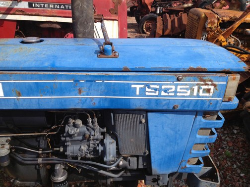 TS2510「耕太」は、おなじみの農研機構のサイトでは登録が1976年。tractordata.comでは1200cc3気筒ディーゼル25馬力とありますが、どうも2気筒エンジンのようです。