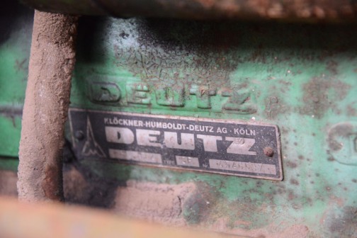 Klöckner-Humboldt-Deutz（クロークナー-フンボルト-ドゥーツ？）と書いてあります。そしてDEUTZという会社の名前は、ケルンの下町の地区の名前から付けられているみたいです。