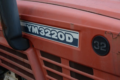 農研機構のサイトには登録されてはいませんが、tractordata.comによるとYM3220Dは1982年〜1983年（ずいぶん短いですね）Yanmar 3T84　3気筒ディーゼル1.5L　32馬力/2800rpm　となっています。