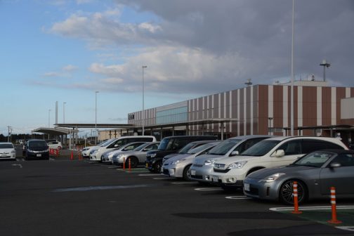 茨城空港は、無料の駐車場が目の前にあり、そのまま歩いてターミナルに入れるというある意味便利でコンパクトな作り。最近高速道路が繋がりましたが、交通的に不便なところにあるのが玉にキズ。