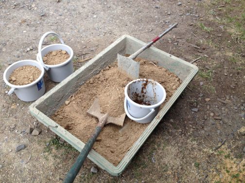 田んぼの土はカチンコチンだったので、コンクリを練る箱の中で砕きました。