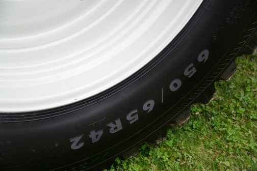 リヤタイヤは650/65R42 サイドの厚みはペッタペタ。超扁平です。