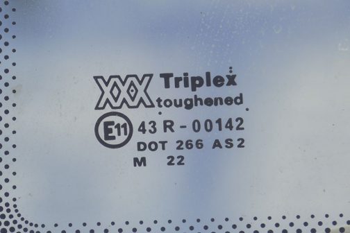 triplex 1912年創業のTriplex Safety Glassは、 自動車や航空機のフロント ガラスによく見られる積層ガラスの有名な英国ブランド