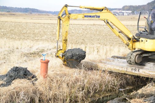 こちらは先日始まった、農業を支える共用設備の基本的な維持管理である排水路の泥上げの様子です。