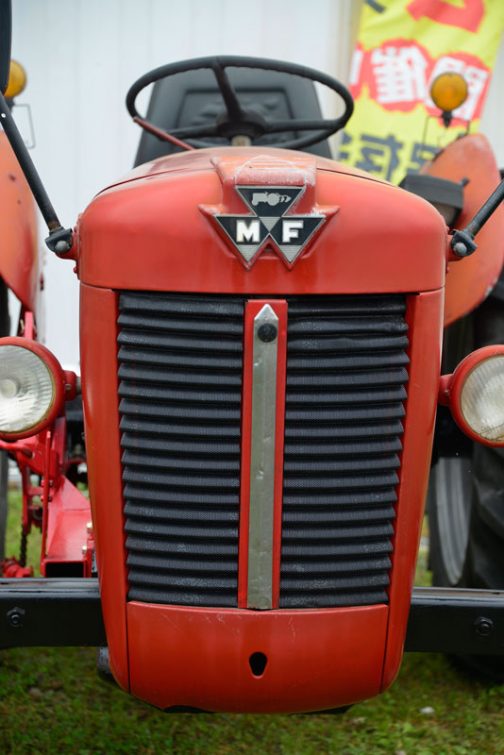 MF30SNMY　tractordata.comによればMF30は1963~1964 パーキンス1.8L4気筒ディーゼル30馬力ということになっています。