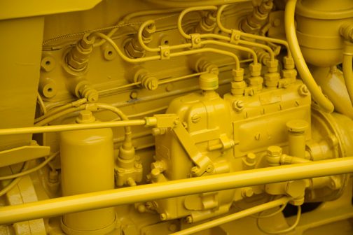 コマツWD30　4気筒のエンジンです。皆黄色く塗られてしまっているので大きさなどはわかりません。