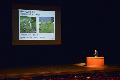 優良事例発表会はまず、茨城県知事賞を受賞された、笠間市の「泉・南部巴川流域守る会」の発表でした。