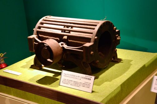 まずは3章表題の画像にもなっている、トムソン・ハウストン・アーク灯用発電機から・・・ THOMSON-HOUSTON ELECTRIC CO./製　1889（明治22）年頃 1,200燭光、30灯用。直流発電機。大阪電灯の最初の火力発電所、西道頓堀発電所で創業の1889（明治22）年に使用されたアーク灯用発電機。電気を送るのは、直流が良いか交流のほうが優位か、欧米でも未だ決着がつかず、日本で直集式の導入が進行中、大阪電灯は、後に技術長となる岩垂邦彦の推薦により、一般電灯には交流方式を採用した。 とあります。