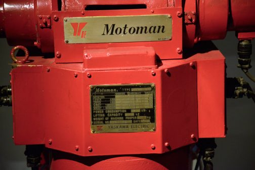 この安川電機の産業用ロボットは、「モーターで動くヒト」的な感じを暗喩しているのでしょうか、MOTOMANという名前みたいです。銘板の最後に1977.5と書いてあります。1977年製なのでしょう。