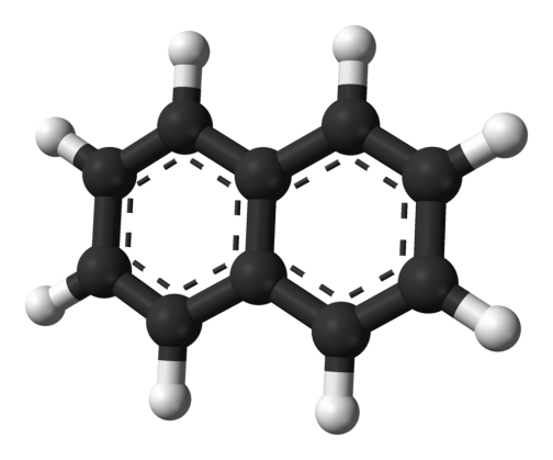 ナフタレン（タンスにゴンのナフタリンですよね）の形は黒い炭素が10個。白い水素が8個。6角形が2つくっついた形。（画像はWikipediaより）