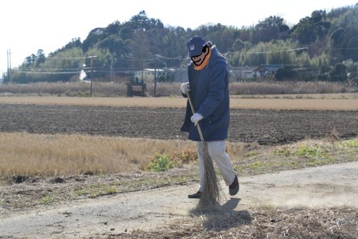 どうしても泥が落ちてしまうのですが、小学生の通学路なのでできるだけきれいに掃除しながらの作業です。