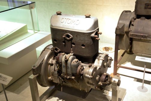 エンジンの実物が展示されています。 Wikipediaによるとそのスペックは  販売期間1924年 - 1927年 デザイン	豊川順彌（設計） 乗車定員	4人 ボディタイプ	フェートン、セダン エンジン	945cc 直4・OHV 駆動方式	FR 変速機	3速MT 全長	3,030mm 全幅	1,210mm 全高	1,300mm ホイールベース	2,200mm 車両重量	450kg