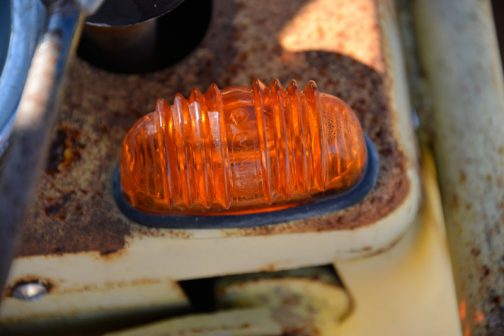 M122の灯火類の中でも一番好きなのは、ウインカーのインジケーターランプに使っているHELLAの貝がらランプ。多分ガラスレンズ。このタイプのウインカーはウニモグにも使われていました。