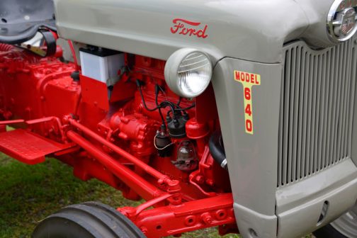 FORD640に戻ります。 tractordata.comによれば、FORD640はFord EAE Red Tiger、4気筒2.2Lガソリンエンジン。33馬力/2200rpmとなっています。